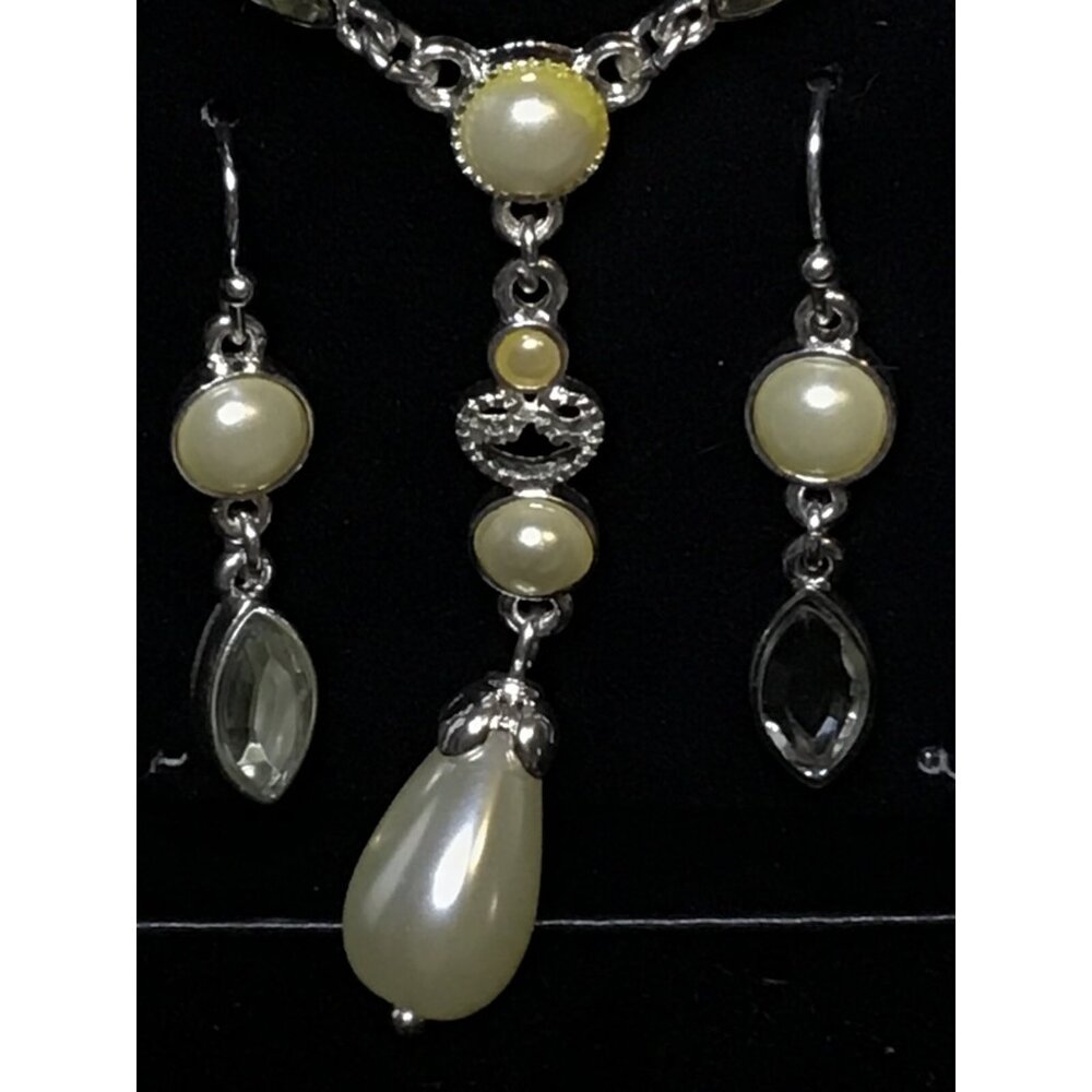 Avon Pearlesque Touches Necklace/Earring Gift Set (1558-A-B) - Picture 4 of 4